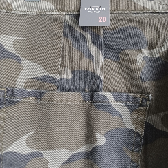 TORRID Camo Sky High Twill Skiinny Pant - Picture 4 of 8